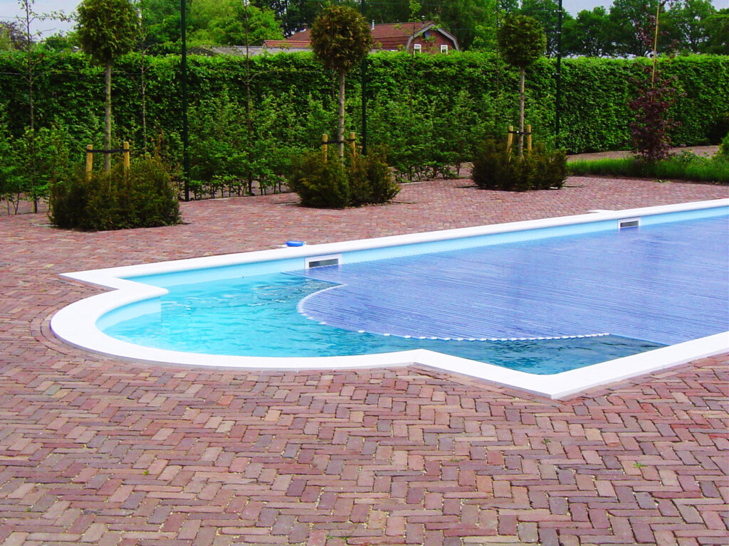 Zwembadafdekking op maat voor zwembad met Romeinse trap Swim Safe