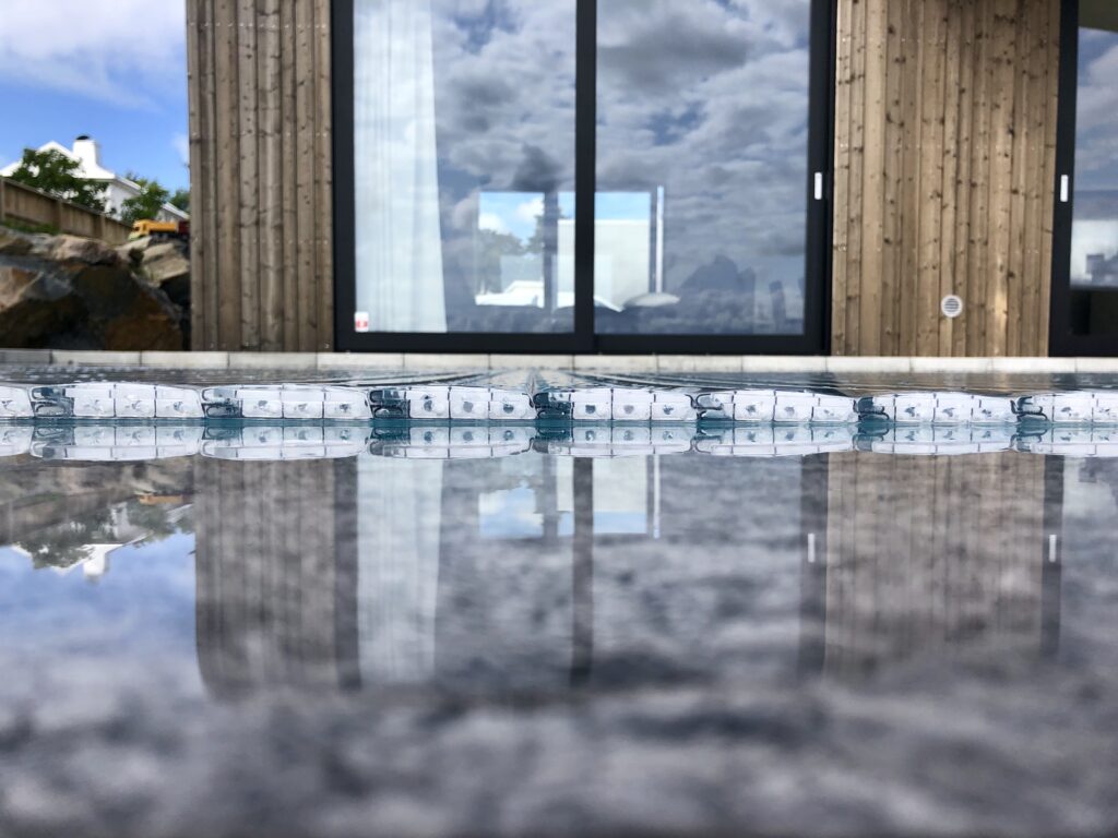 Luxe zwembaden met high-end glashelder lamellen bij Swim Safe