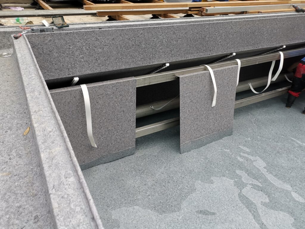 Onderwater nisconstructie met onzichtbare lamellenafdekking